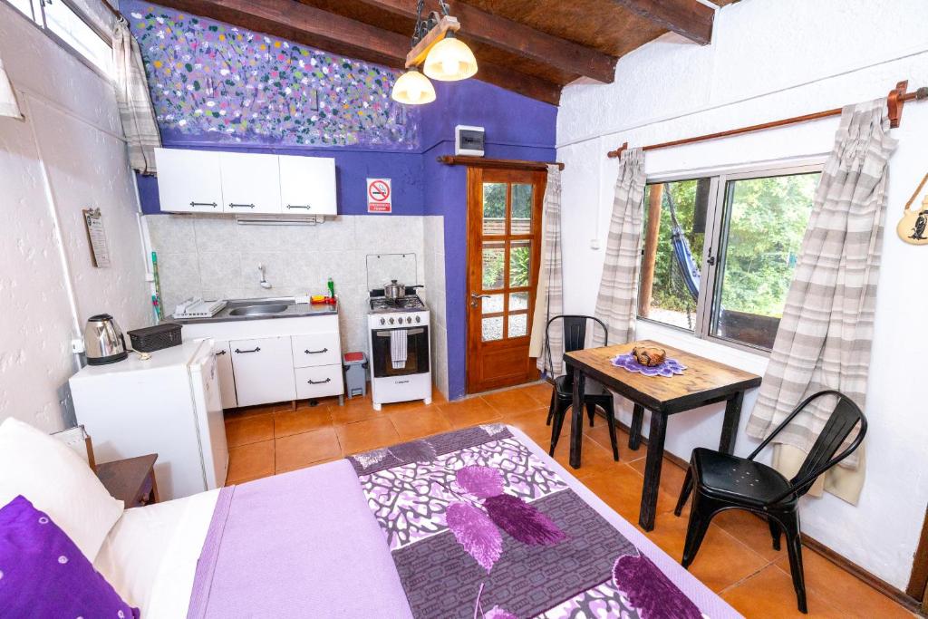 een keuken met een tafel en een eetkamer bij Altillo Valizas in Barra de Valizas