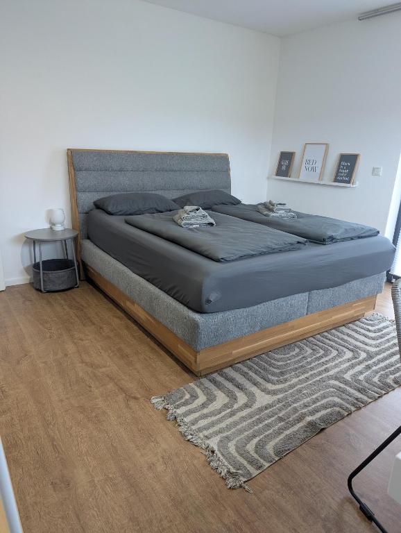 En eller flere senge i et værelse på Ruhige Einliegerwohnung - 2 Bedrooms - 3 Beds - Terrace