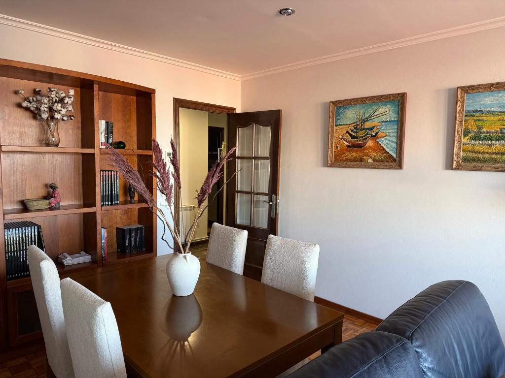 een eettafel met een vaas erop bij A CALZADA in Cambados