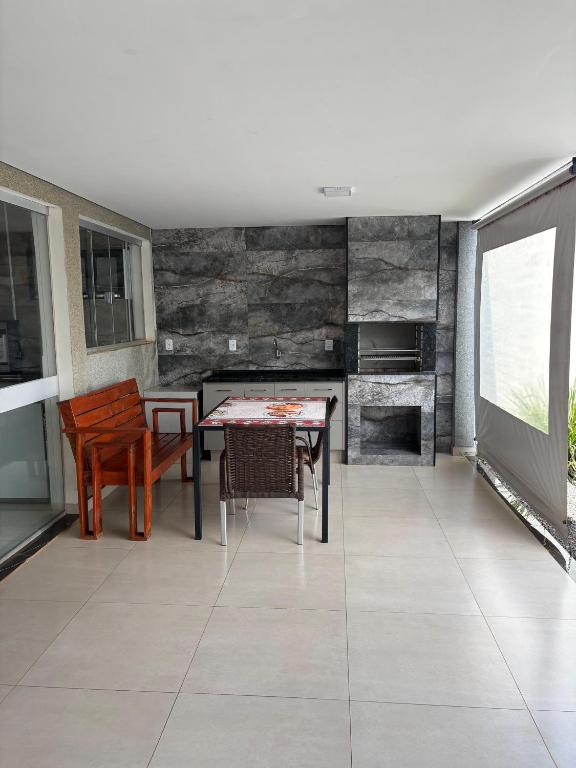 a dining room with a table and chairs at Casa Toledo in Olímpia