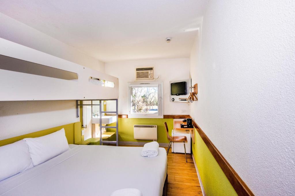 
Queen and Single Bunk
