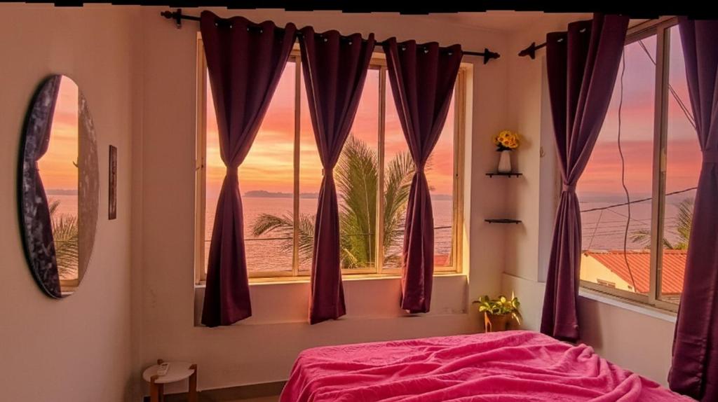 une chambre avec une fenêtre avec vue sur l'océan dans l'établissement GS Home on the Bay - Super Sea view glass studio apartment, à Vagator