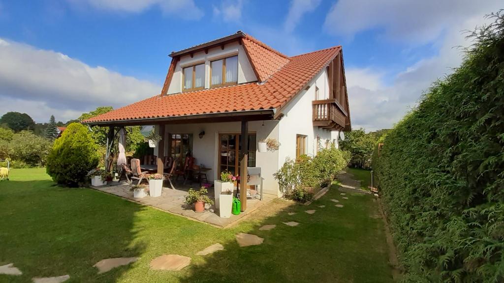 a small white house with a red roof at Landhaus Nadine in Kolonie Roeske