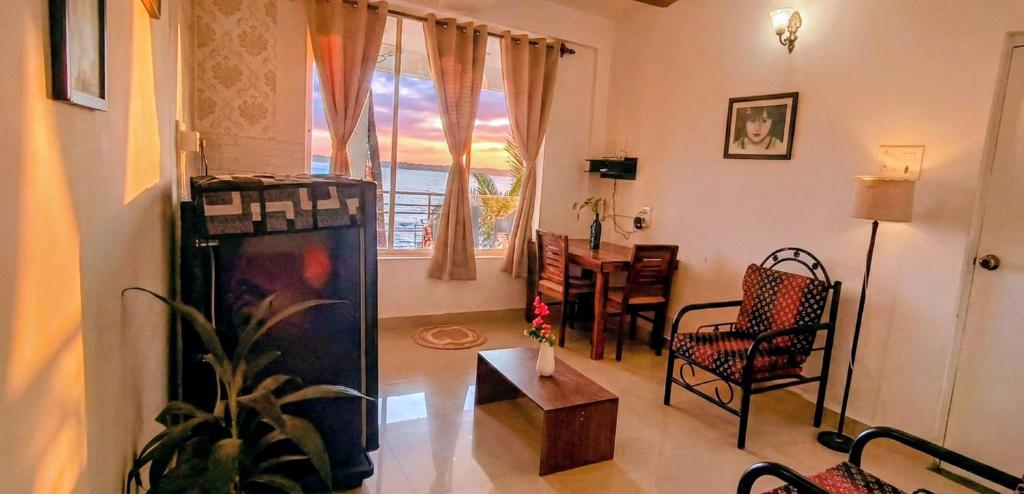 Et opholdsområde på GS Home on the Bay- Super Sea & Garden view Glass studio apartment