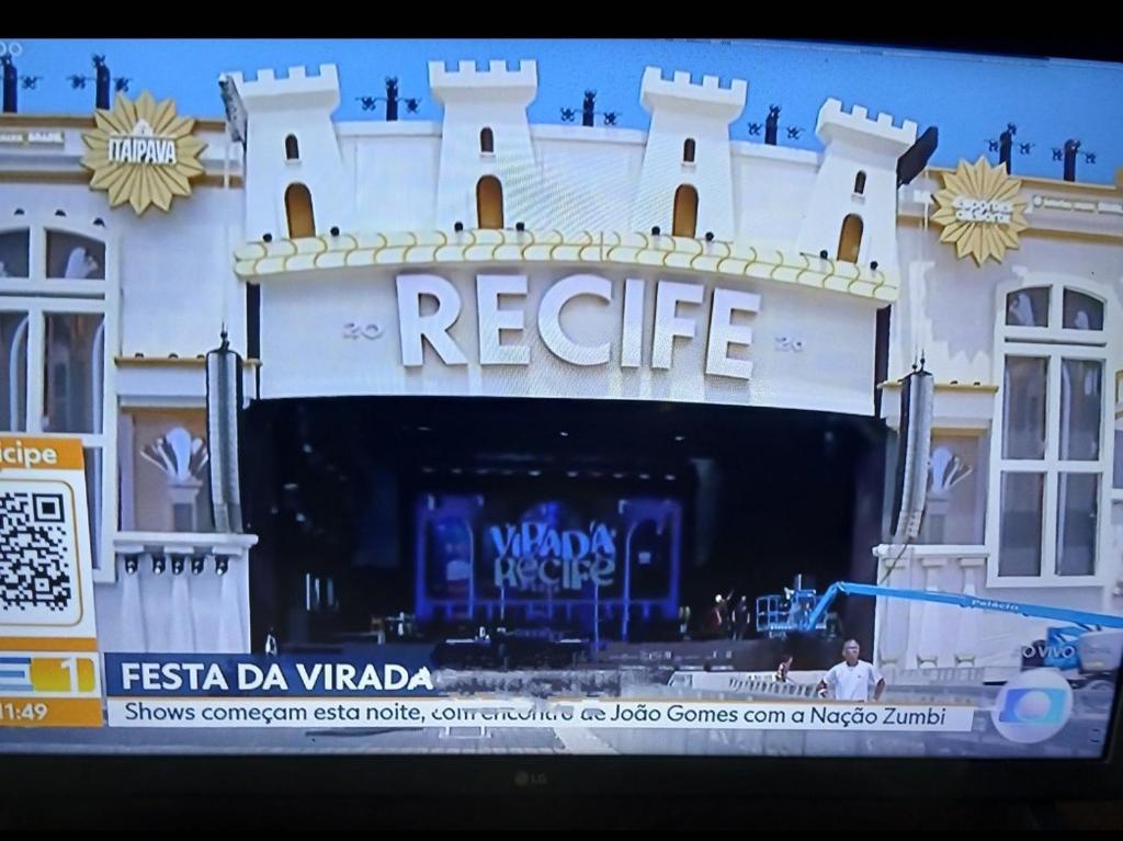 een tv-scherm met een afbeelding van een theater bij Mangue Oranje Hostel - no bairro do Recife Antigo - Old Town in Recife