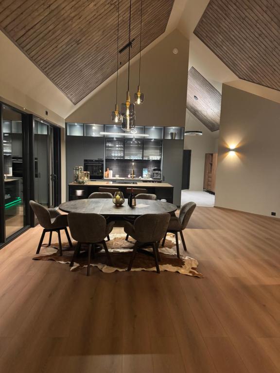 a kitchen and dining room with a table and chairs at LyNora Lodge 