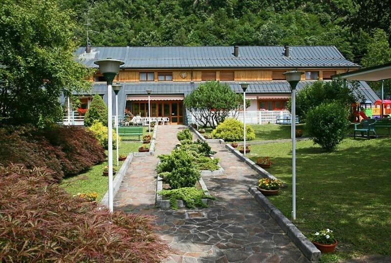een huis met een tuin ervoor bij Casa Per Ferie Arta Terme in Arta Terme