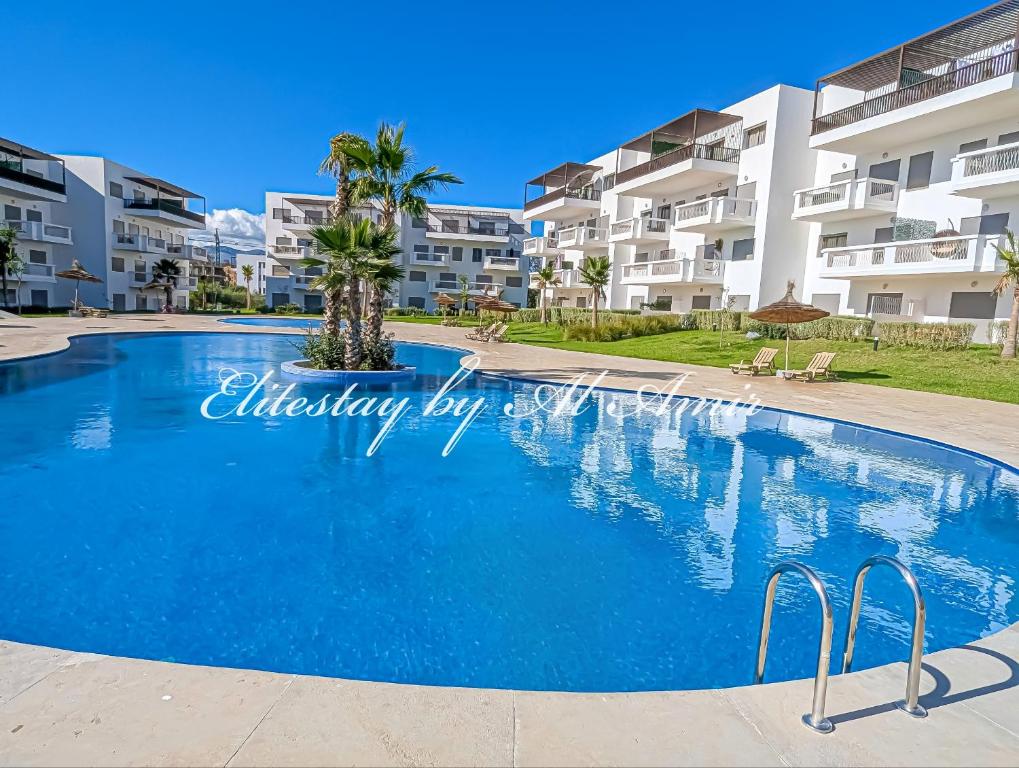 een zwembad voor een appartementencomplex bij EliteStay by Al Amir in Cabo Negro