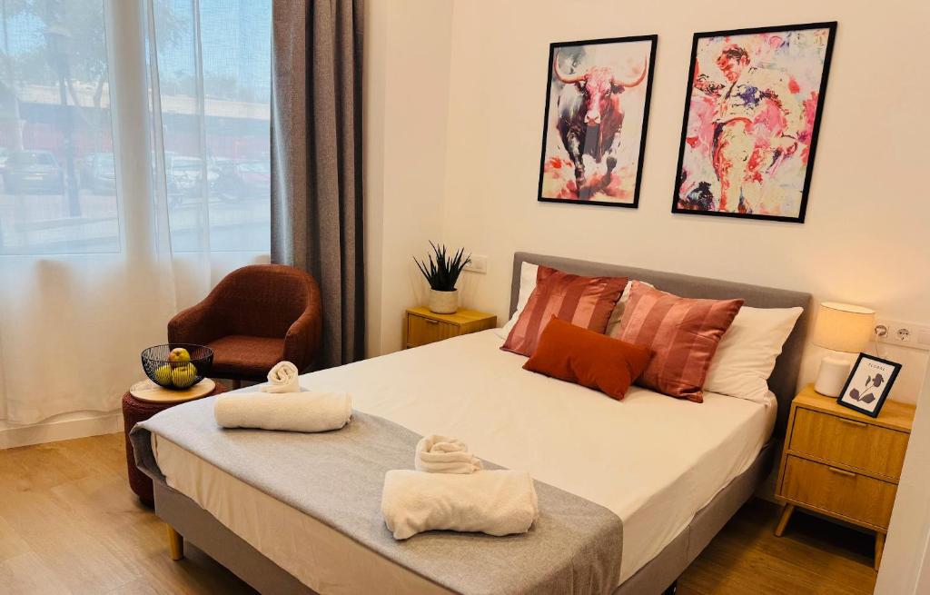 een slaapkamer met een bed met twee handdoeken erop bij Amaya in Madrid