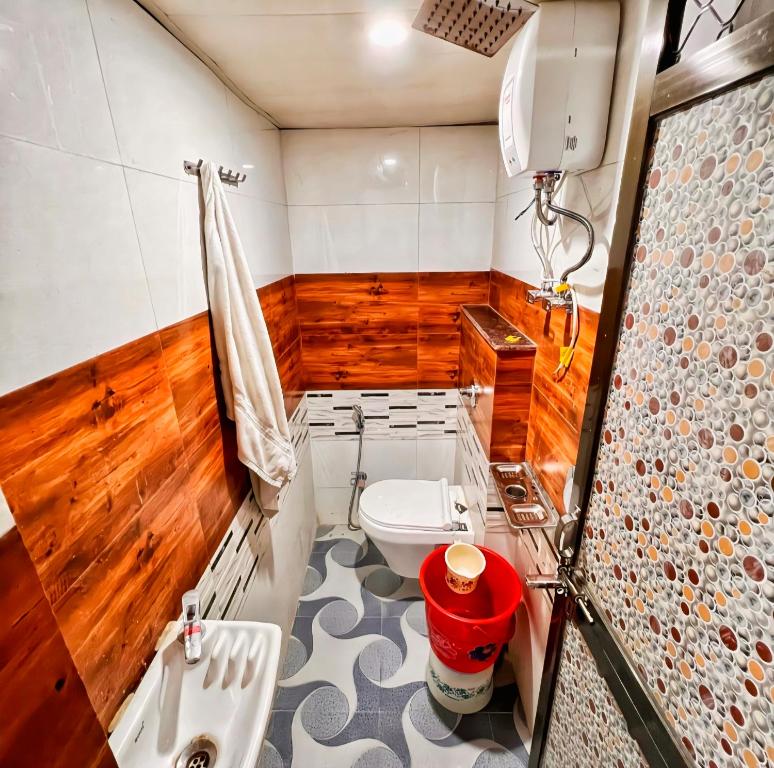 een badkamer met toilet en wastafel bij Hotel Raghunandan Inn Near Shri Ram Janmabhoomi in Ayodhya