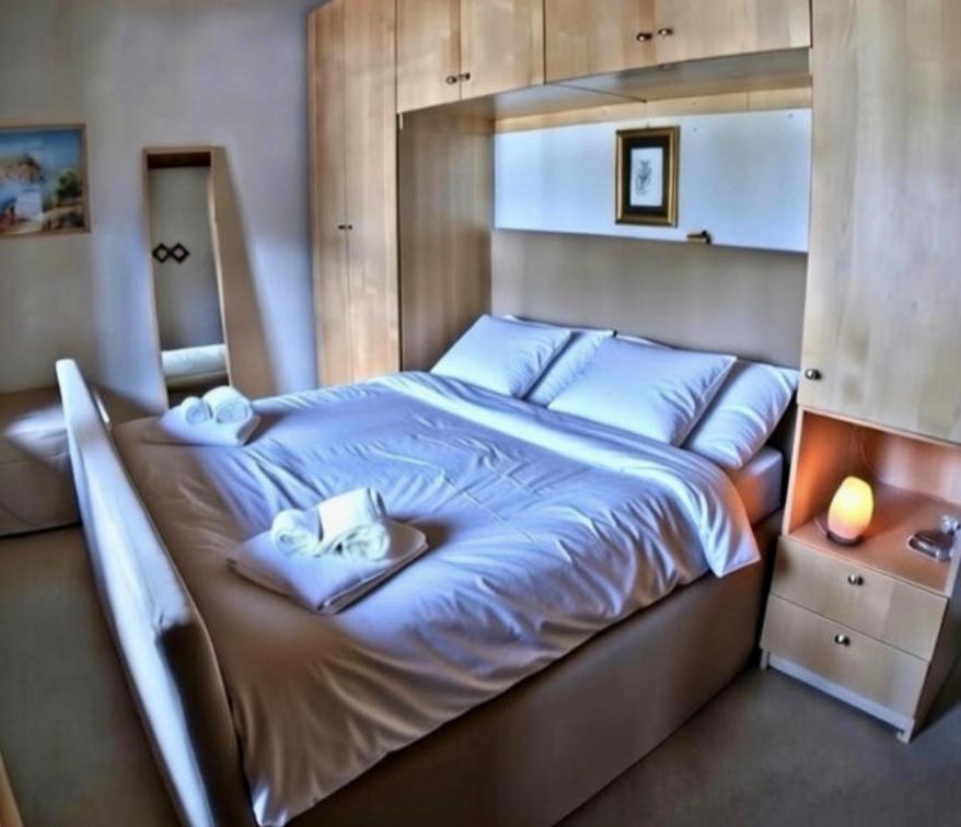 een slaapkamer met een groot bed met handdoeken erop bij Rium Dolomiti - Casa con Vista in Pieve di Cadore