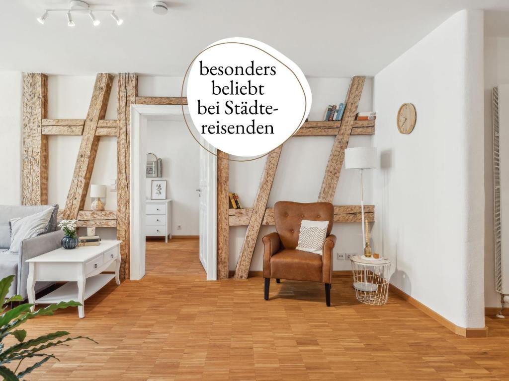 een woonkamer met een stoel en een tafel bij Albert & Viktoria Loft mit Parkplätzen in Coburg