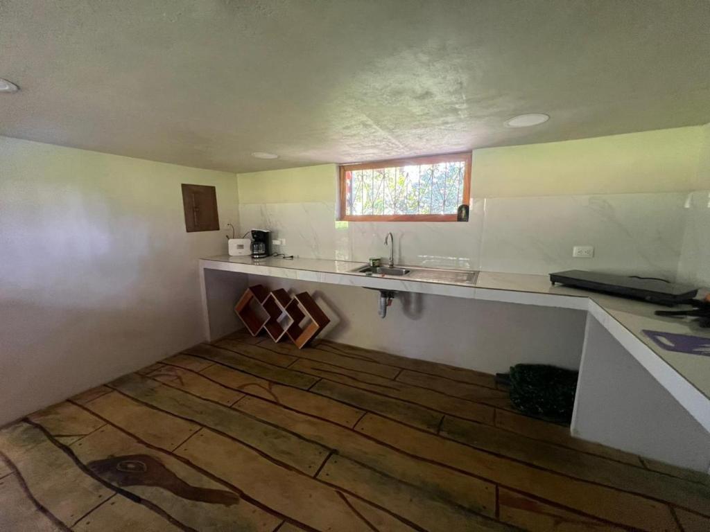 een keuken met een aanrecht en een wastafel in de kamer bij Cabañita tipo Chalet in Fortuna