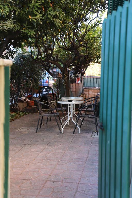 Casa con Giardino a Roma, 2 Camere, Ideale per Famiglie, 15 minuti dal Colosseo, 5 minuti da Mirti