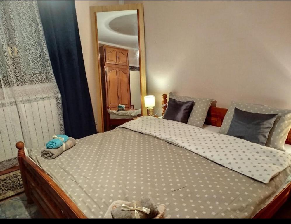 Een bed of bedden in een kamer bij Apartman 23
