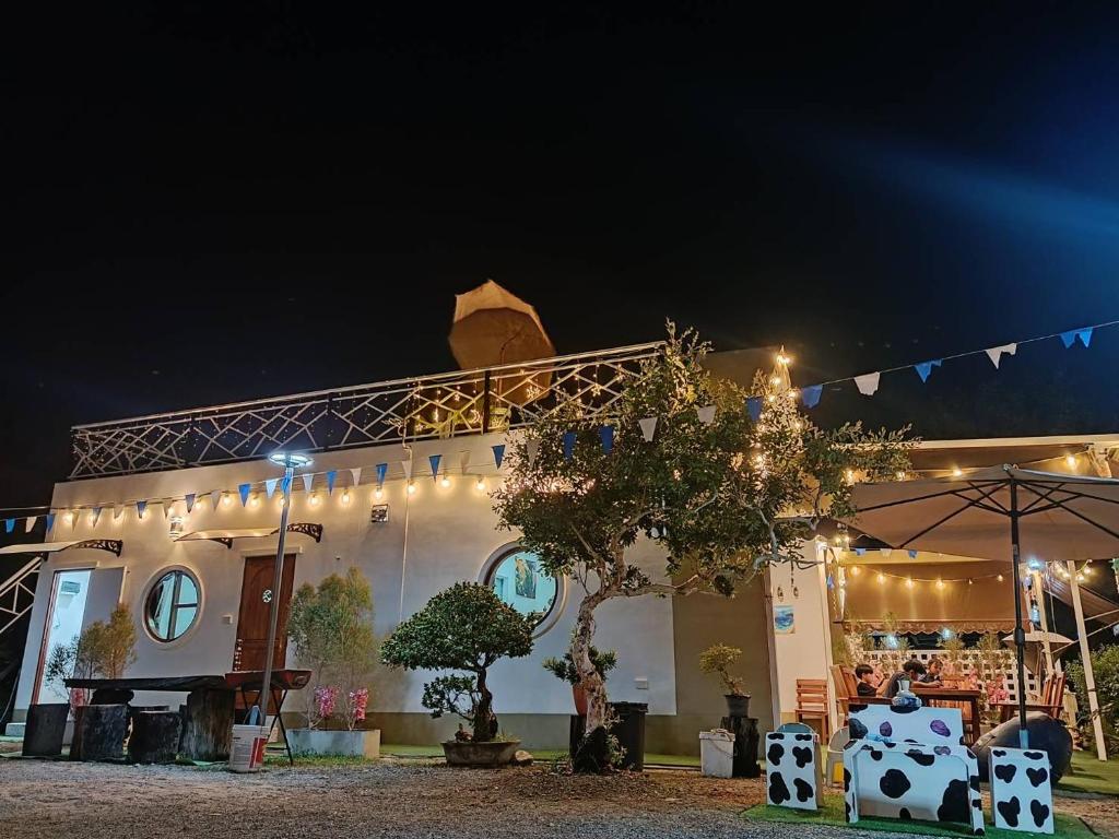 een huis 's nachts met een lichtsnoer bij มินิฮาร์ท เฮาส์บีช Mini Heart House Beach in Ban Chak Phai