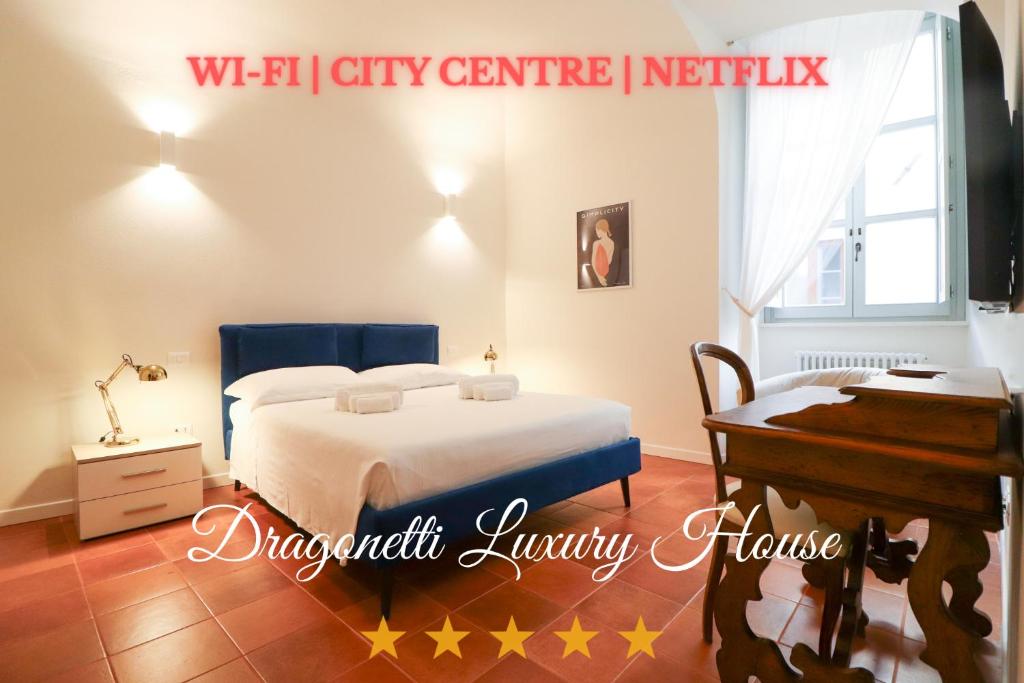 En eller flere senge i et værelse på Dragonetti Luxury House - Ascensore - Wi Fi- City center