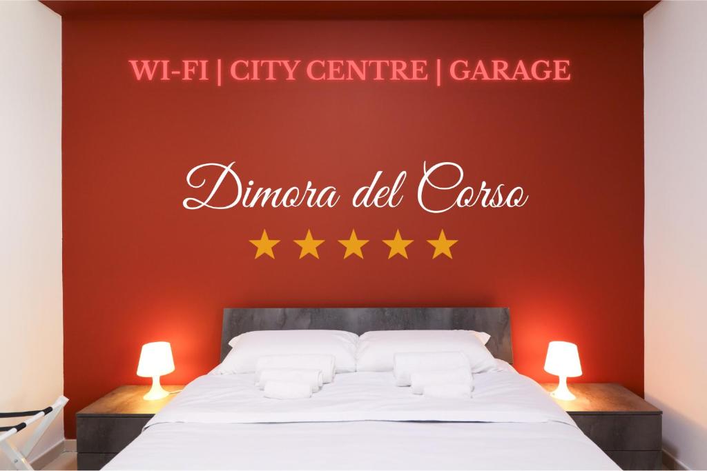 een slaapkamer met een bed met vier gele sterren bij Dimora del Corso - Private Garage parking - L'Aquila City centre - Ascensore - Wi Fi in LʼAquila