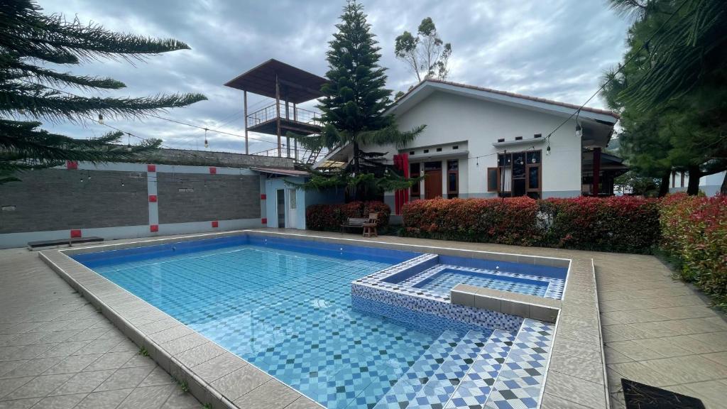 Swimmingpoolen hos eller tæt på Villa Putih 3 Kamar - Garden Villa