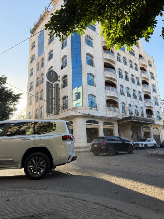 un SUV bianco parcheggiato di fronte a un edificio di فندق غلاديلاس a Sanʼah