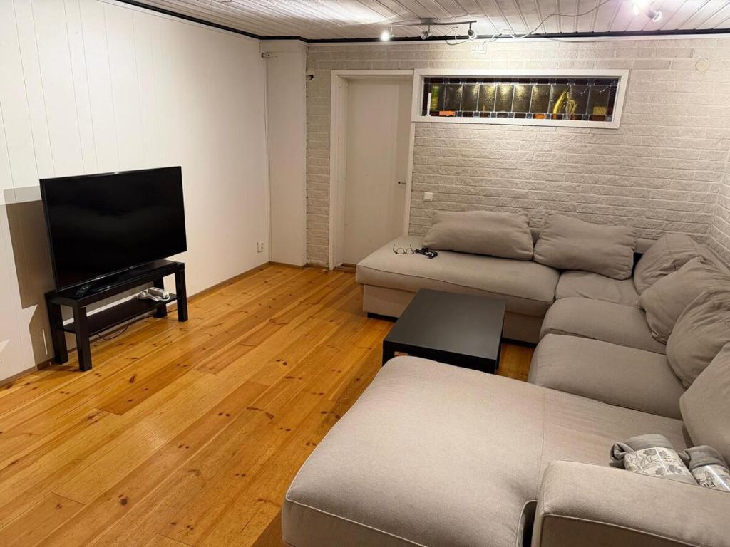 un soggiorno con divano e TV a schermo piatto di Amazing cozy apartment 