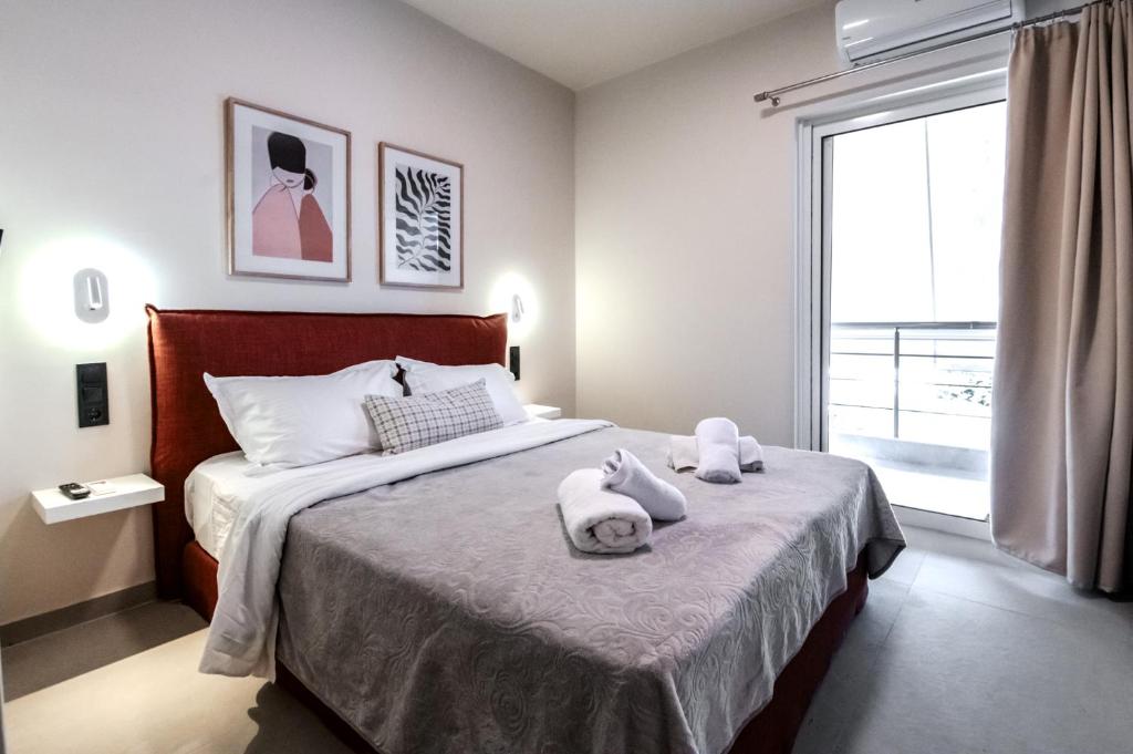 ein Schlafzimmer mit einem Bett mit Handtüchern darauf in der Unterkunft Preveza Rooms in Preveza