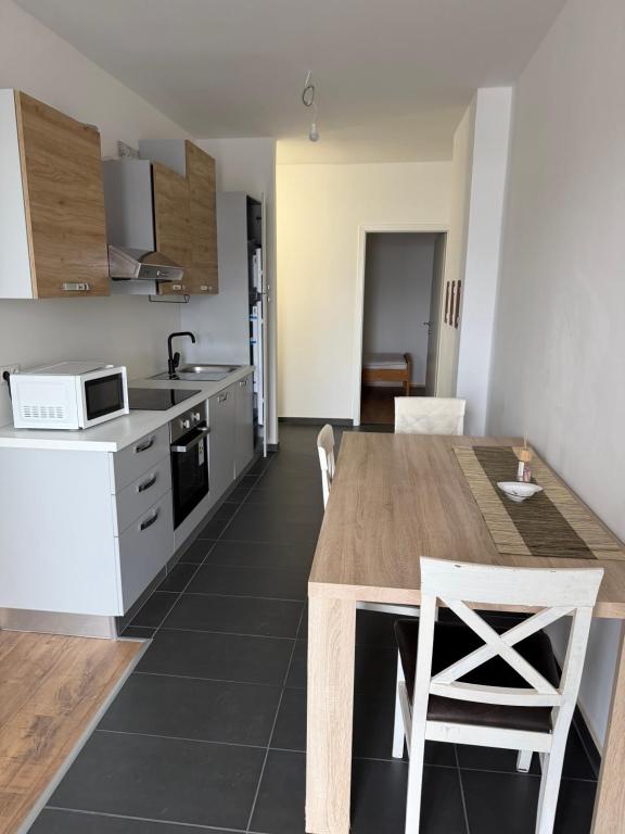 een keuken met een houten tafel en een aanrechtblad bij Wohnung Magdalene in Größing