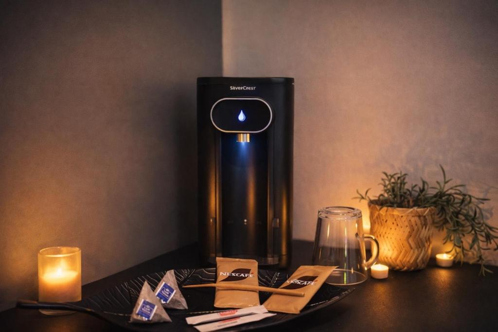 Drinks på Ô Spa Privatif - Luxury Suite - JACUZZI-SAUNA-NETFLIX-FISHSPA-SERVIETTES-PEIGNOIRS-SANDALES-CAFE