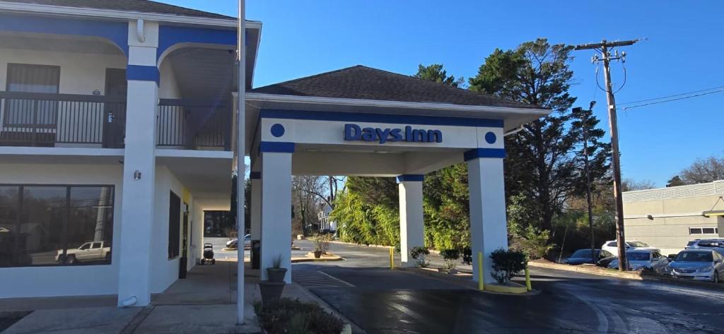 a davis inn sign in front of a building at Days Inn by Wyndham Elberton in Elberton