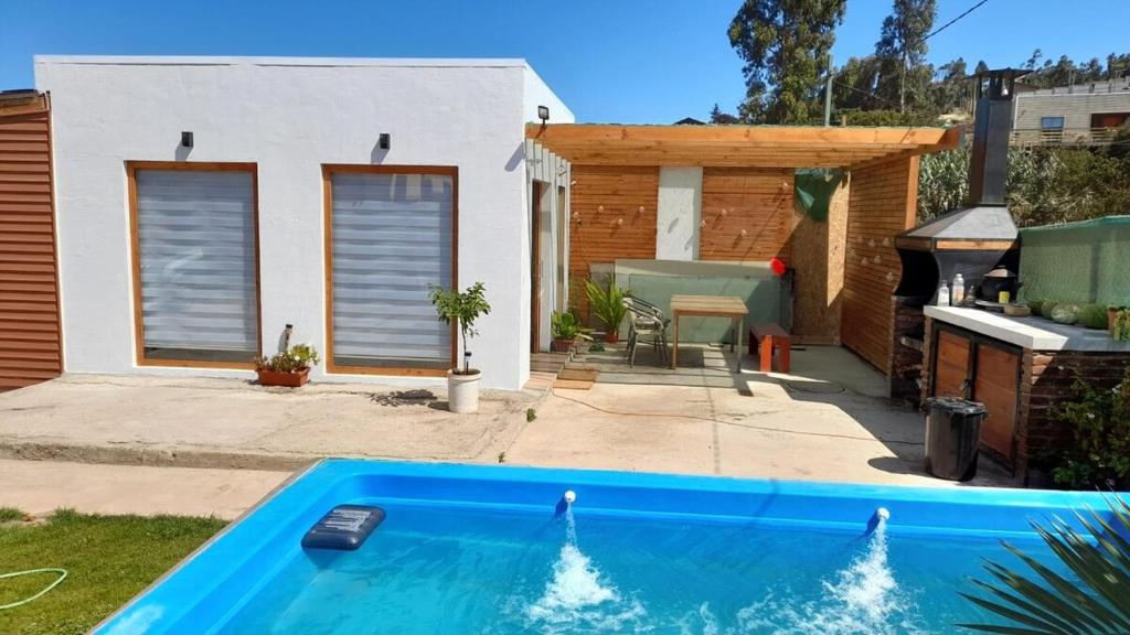 a backyard with a swimming pool and a grill at Casa en Concon in Vina del Mar