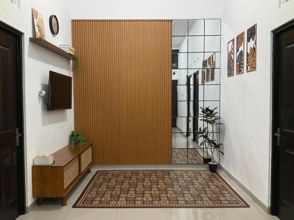 een hal met een houten deur in een kamer bij Wening Stay in Srondolwetan