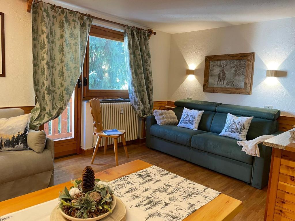 een woonkamer met een bank en een tafel bij Il rifugio del Bianco in Courmayeur