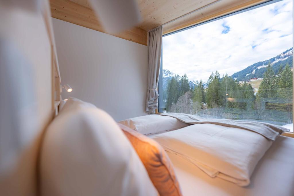 Cette chambre dispose d'une fenêtre donnant sur la montagne. dans l'établissement Hugo und Pepi Appartements, à Mittelberg