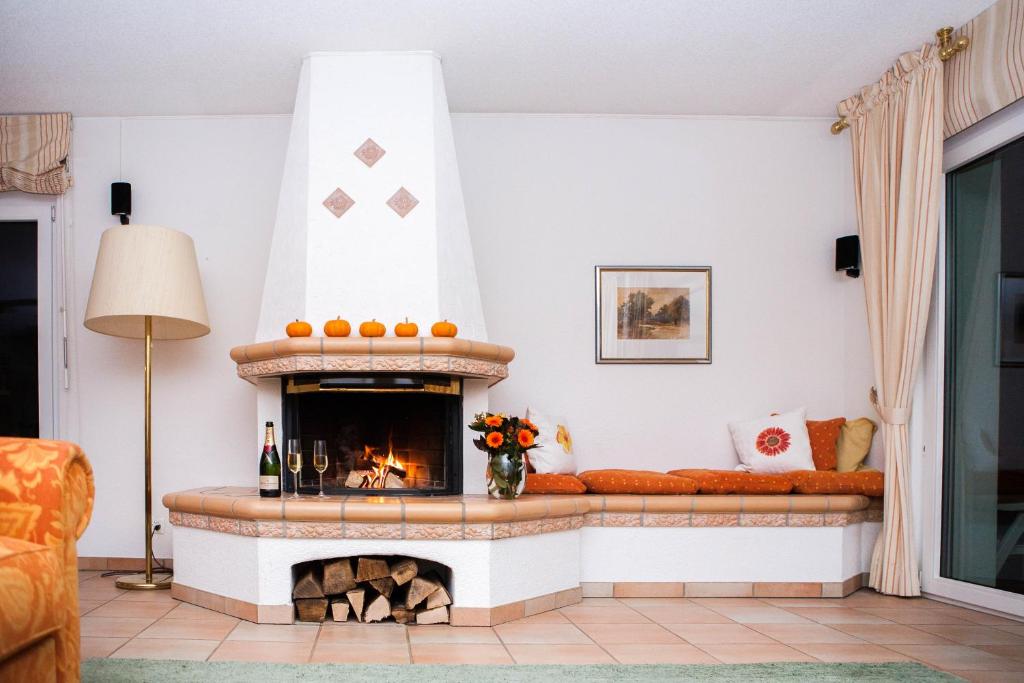 - un salon avec une cheminée et un canapé dans l'établissement Chalet Kliben, à Loèche-les-Bains