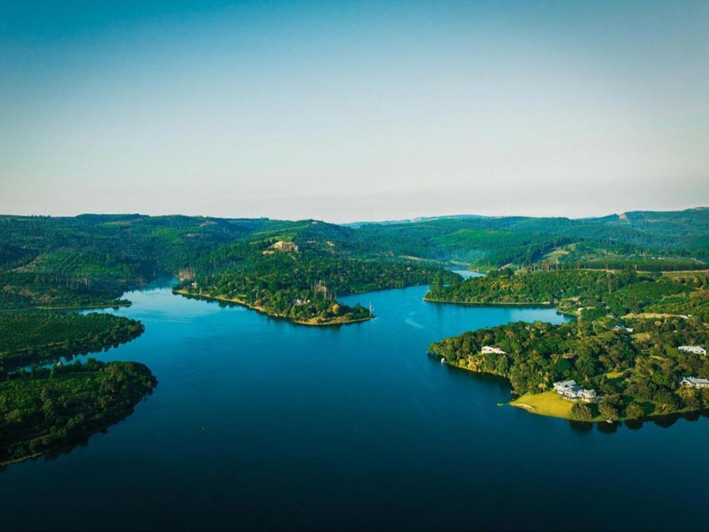 eine Insel inmitten eines Sees in der Unterkunft Kruger Island Resort in White River