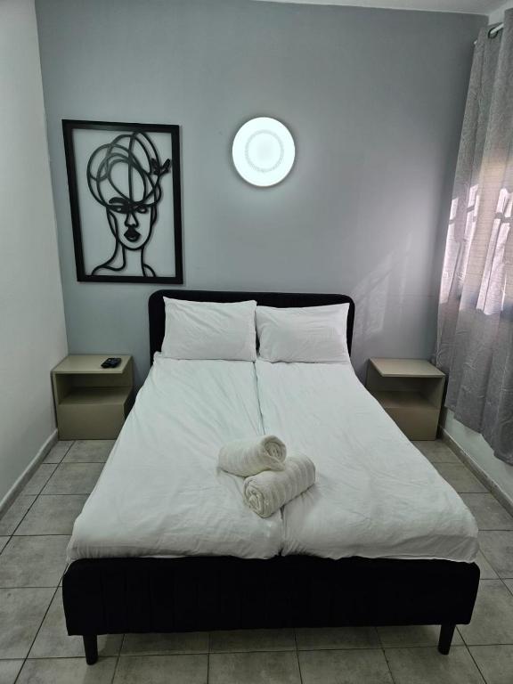 a bedroom with a bed with two towels on it at אלמוגי אוראל in Eilat