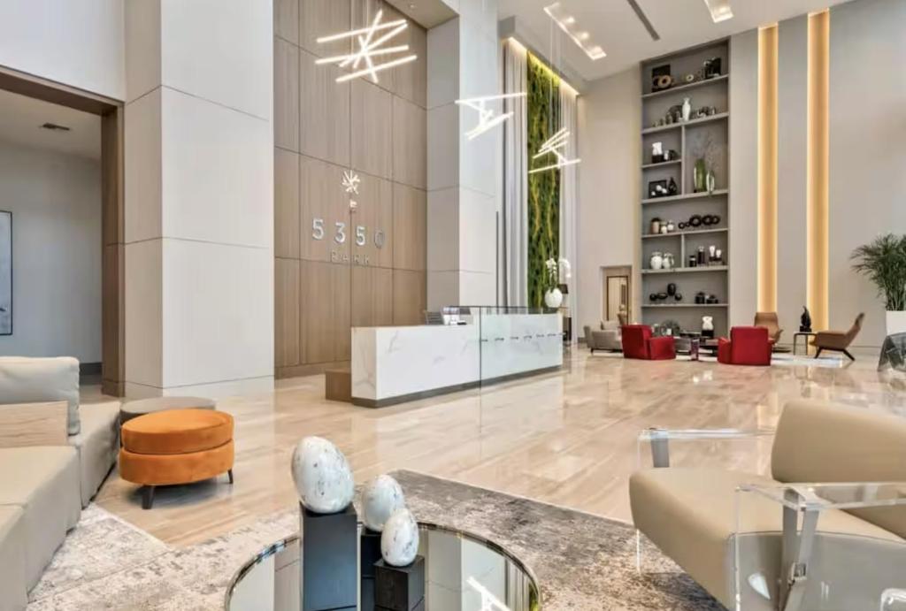 Khu vực ghế ngồi tại Stylish Urban 5350 Park Doral