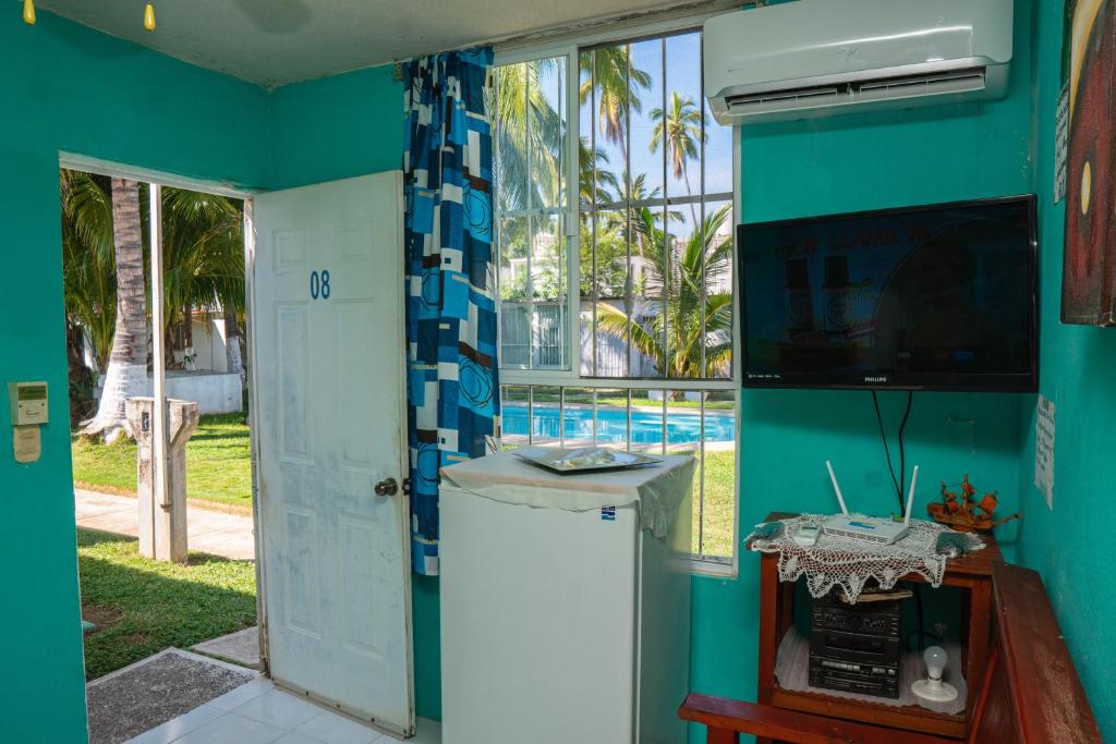 een kamer met een keuken en uitzicht op een zwembad bij Comfortable and quiet with a pool in Barrio Nuevo