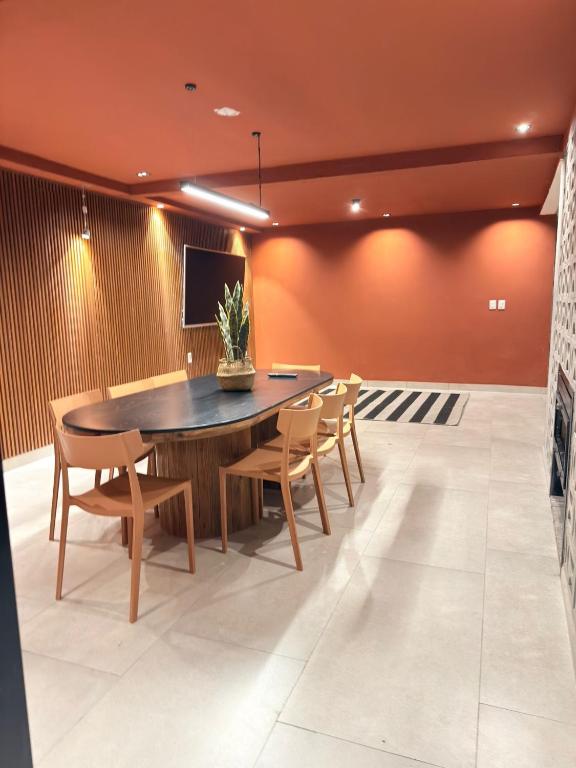 a dining room with a table and chairs at Casa mansa hostel in Maldonado