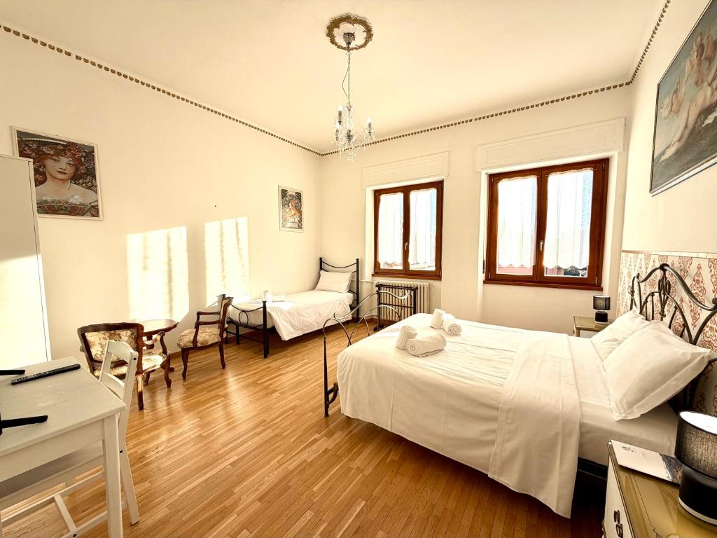 una camera da letto con un letto, un tavolo e delle sedie di Negrar Cuore Rooms a Negrar