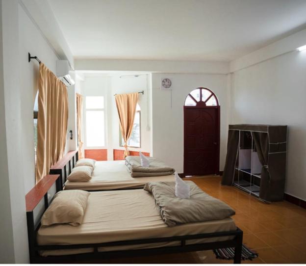 een groep bedden in een kamer bij Orlardee hostel in Thakhek
