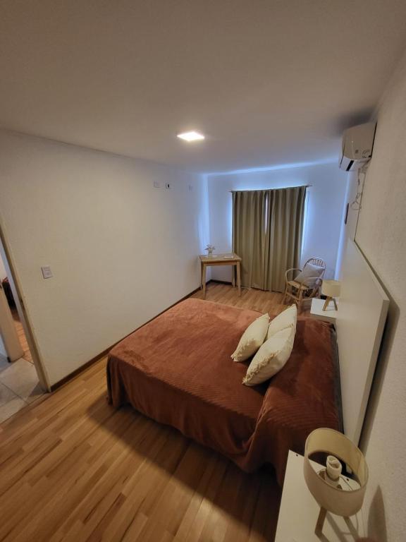 ein Schlafzimmer mit einem großen Bett mit Kissen darauf in der Unterkunft Lamorit in Almafuerte