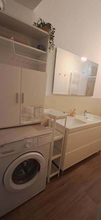 Køkken eller tekøkken på A Casa Vostra-casa indipendente con wifi e terrazzo,2 bagni,2 camere a due passi dal centro