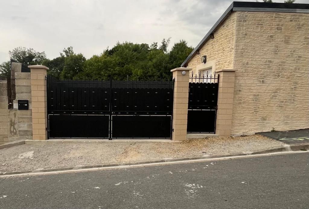 Das Gebäude in dem sich das Ferienhaus befindet