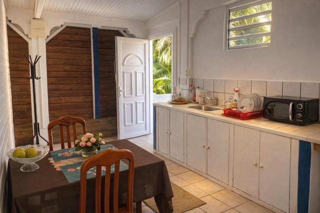 Køkken eller tekøkken på Cocon Douillet à 10 min du Marin