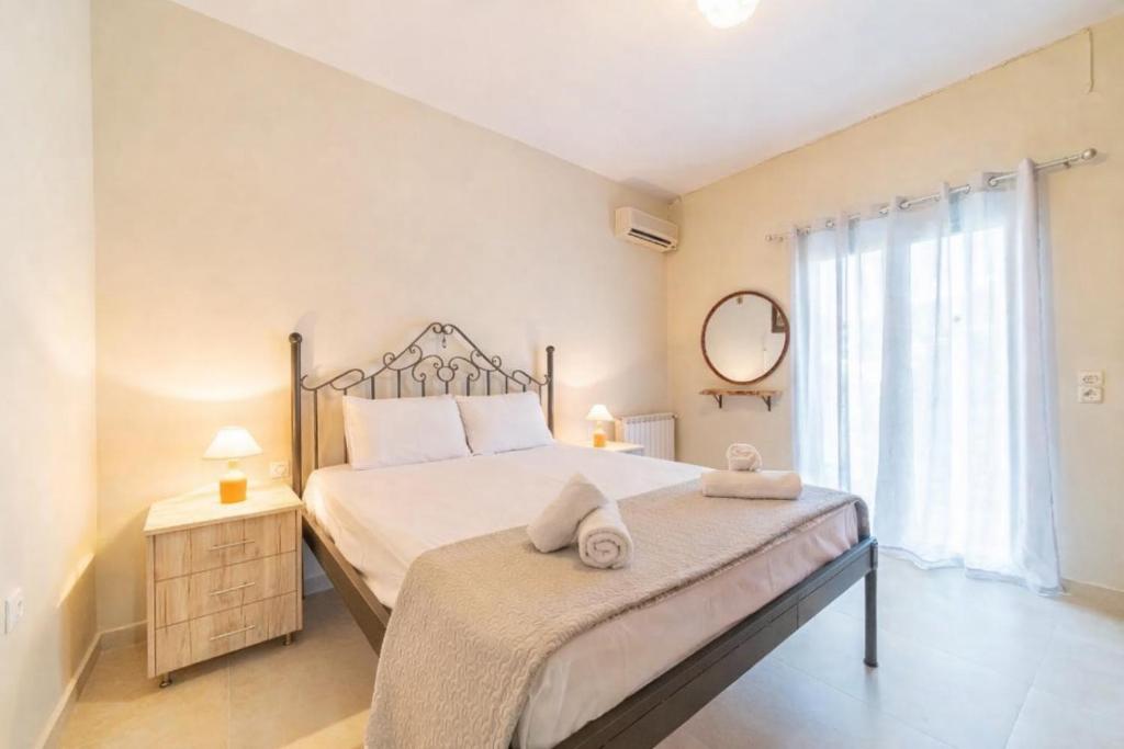 een slaapkamer met een groot bed met handdoeken erop bij Kalemi House in Kato Korakiana