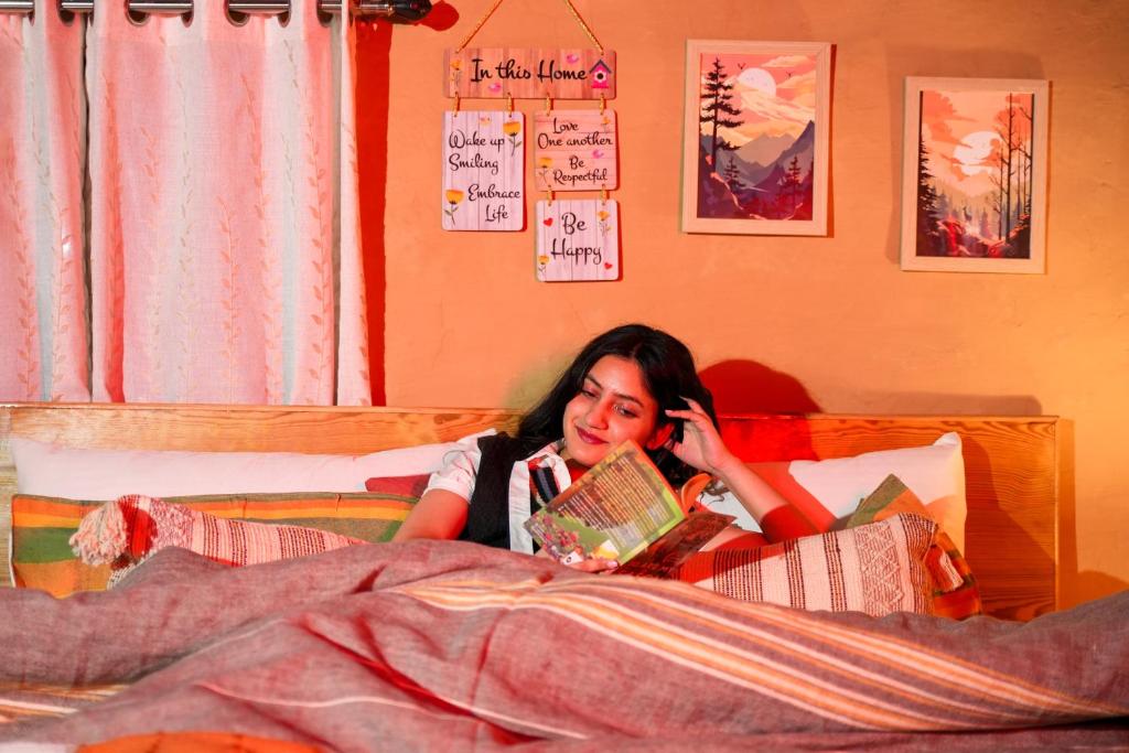 Giường trong phòng chung tại Flüstern