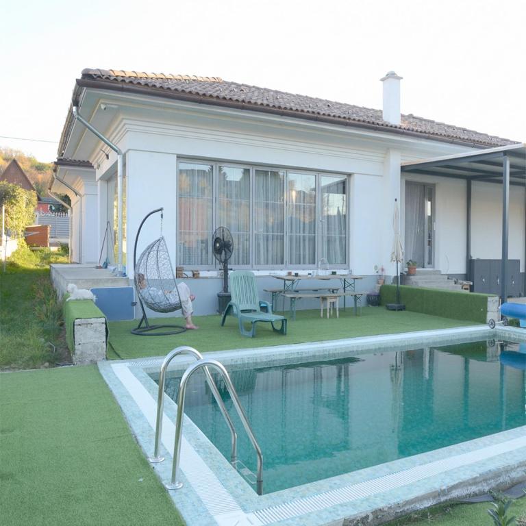 a house with a swimming pool in the backyard at Vila Bella in Oradea