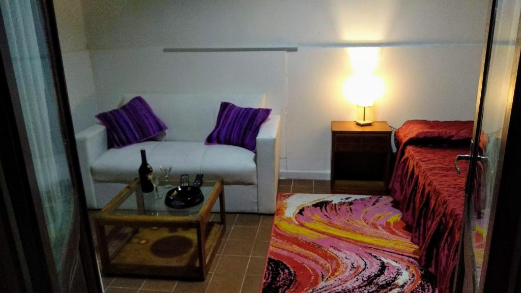 een kamer met een bank, een tafel en een lamp bij Palermo Candombe House in Montevideo