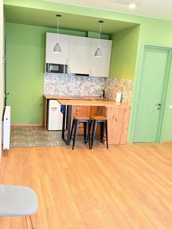a kitchen with a table and chairs in a room at Cosy City-View Flat in Mtatsminda, flat 5 in Itʼkhvisi